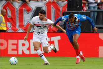 Calleri em disputa de bola: São Paulo sofreu empate no final do jogo (Foto: Rubens Chiri/Saopaulofc.net)
