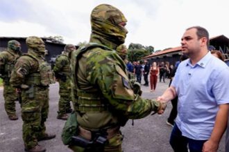 Governador Roberto Cidade cumprimenta policial militar da COE, que será transformada em Bope (Foto: Alex Pazuello/Secom)