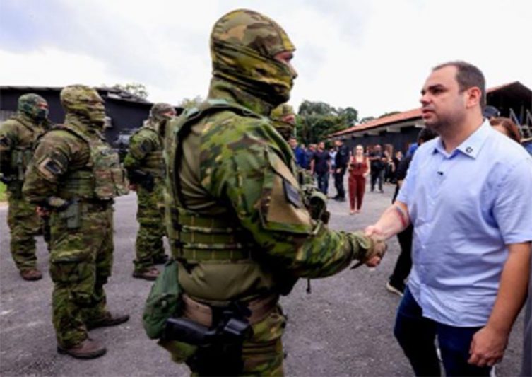 Governador Roberto Cidade cumprimenta policial militar da COE, que será transformada em Bope (Foto: Alex Pazuello/Secom)
