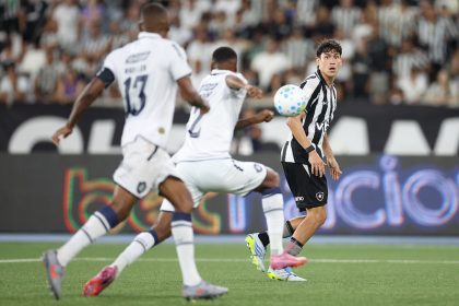 Lance de jogo: Remo (de branco) superou o Botafogo de virada (Foto: Vítor Silva/Botafogo)