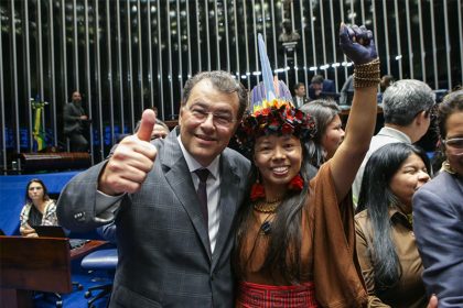 Eduardo Braga com a deputada Celia Xakriaba, relatora do PL na Câmara: comemoração pela aprovação da Unind (Foto: Assessoria/Divulgação)