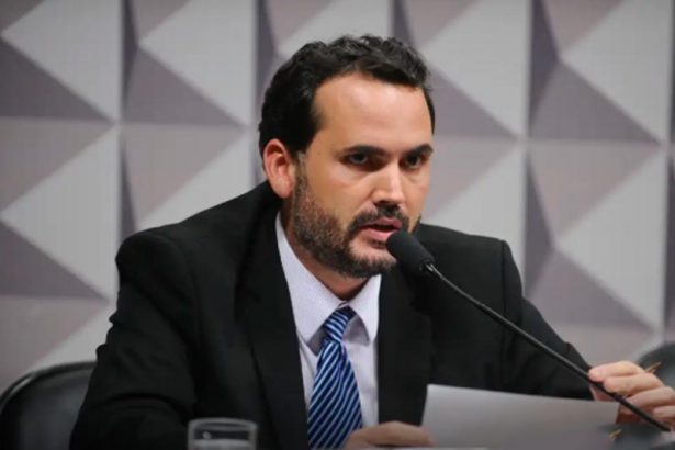 Ministro Bruno Moretti afirma que cortes representam compromisso do governo com regras fiscais (Foto: Moreira Mari/Agência Senado)