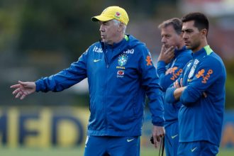 Carlo Ancelotti no treino da seleção: time para amistoso é base da seleção para estreia na Copa (Foto: Rafael Ribeiro/CBF)