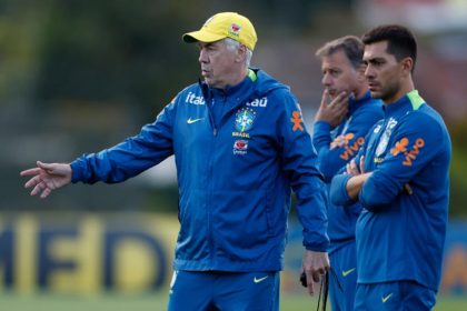Carlo Ancelotti no treino da seleção: time para amistoso é base da seleção para estreia na Copa (Foto: Rafael Ribeiro/CBF)