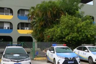 Escola em que bomba caseira explodiu: alunos tiveram ferimentos sem gravidade (Imagem: TV Globo/YouTube)