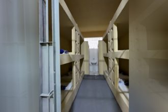 Nova carceragem tem celas com oito camas e banheiro (Imagens: WhatsApp/Reprodução)