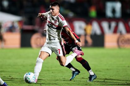 Disputa de bola em lance de jogo: Flamengo foi eliminado pelo Vitória (Foto: Gilvan de Souza/CRF)