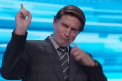 Ator Jin Caviezel como Bolsonaro em cena de Dark Horse: deputado do PT quer proibir exibição do filme antes das eleições (Imagem: YouTube/Reprodução)