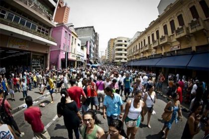 Consumidores em rua comercial de São Paulo: indicadores de desenvolvimento humano melhoraram no Brasil (Foto Marcelo-Camargo-ABr)