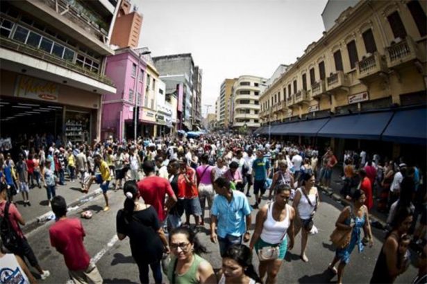 Consumidores em rua comercial de São Paulo: indicadores de desenvolvimento humano melhoraram no Brasil (Foto Marcelo-Camargo-ABr)