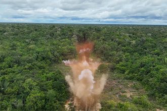 Explosão destrói pista clandestina na floresta: logística do tráfico de drogas (Foto: FICCO/Divulgação)