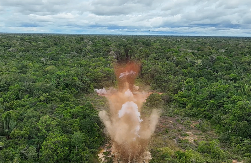 Explosão destrói pista clandestina na floresta: logística do tráfico de drogas (Foto: FICCO/Divulgação)