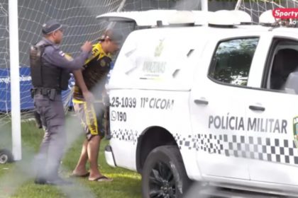 Torcedor foi detido e retirado do estádio pela Polícia Militar (Imagem: SportyNet/Reprodução)