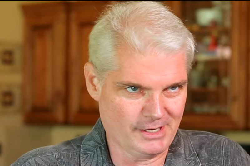 Dublador Tom Kane era referência em dublagem de animações no cinema e na TV (Imagem: YouTube/Reprodução)