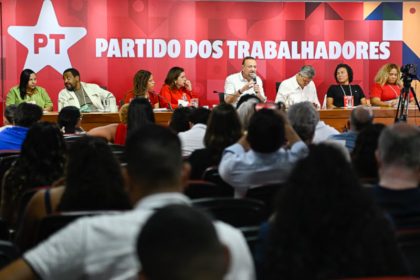 Presidente do, Edinho Silva, em reunião com influenciadores: transformar seguidores em votos (Foto: PT/Divulgação)