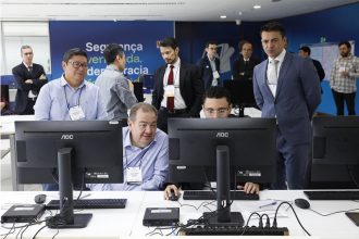 Técnicos e especialistas em computação verificaram sistema de votação eleitoral (Foto: Alejandro Zambrana/Secom/TSE)