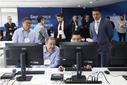 Técnicos e especialistas em computação verificaram sistema de votação eleitoral (Foto: Alejandro Zambrana/Secom/TSE)