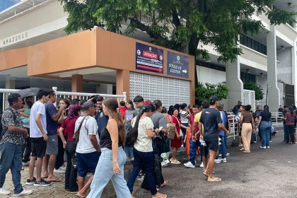 Eleitores no TRE-AM: corrida para regularizar título no último dia do prazo (Foto: Feifiane Ramos/AM ATUAL)