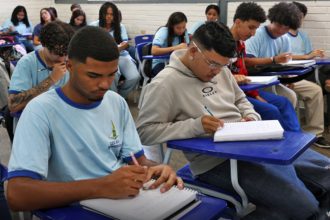 Jovens fazem prova do Enceja: inscrição está aberta até o dia 15 (Foto: Antonio Cruz/ABr)
