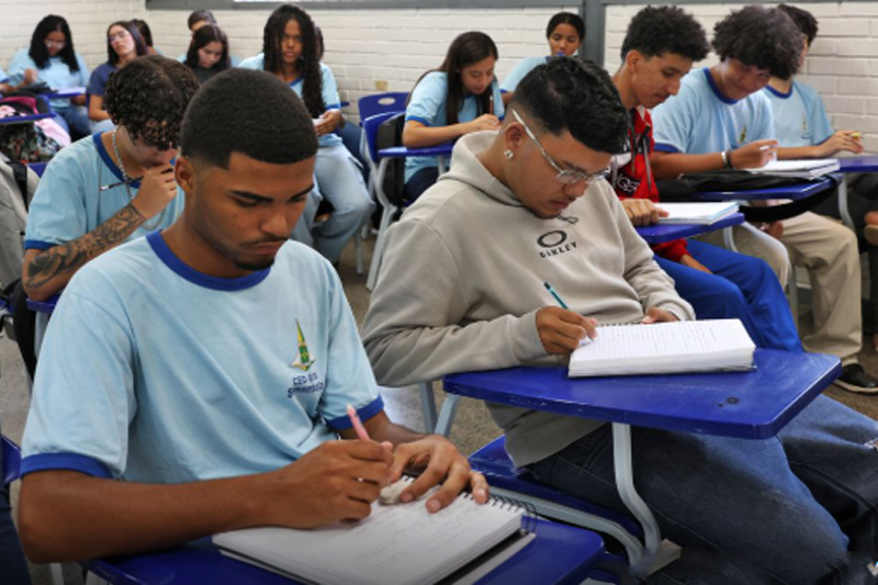 Jovens fazem prova do Enceja: inscrição está aberta até o dia 15 (Foto: Antonio Cruz/ABr)