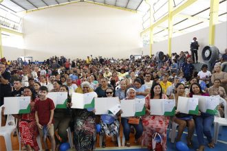 Moradores recebem título definitivo do imóvel: segurança jurídica (Foto: Alex Pazuello e Tiago Correa/Secom)