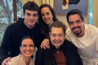 Faustão com a esposa, oi filho e a filha: homenagem, no aniversário (Foto: Instagram/@lucard/Reprodução)