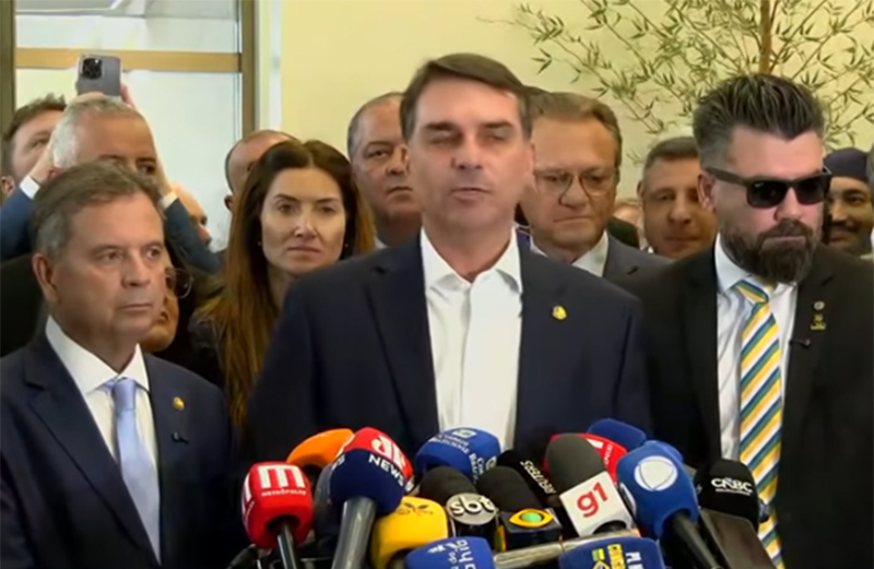 Flávio Bolsonaro admitiu que procurou Daniel Vorcaro para encerrar negócio de patronício para filme (Imagem: Band News/YouTube)