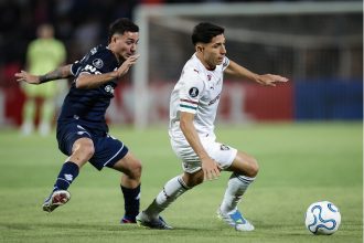 Savarino em lance de jogo: Fluminense escapa de derrota (Foto: Marcelo Gonçalves/FFC)