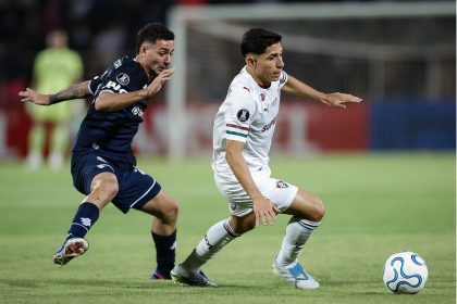 Savarino em lance de jogo: Fluminense escapa de derrota (Foto: Marcelo Gonçalves/FFC)
