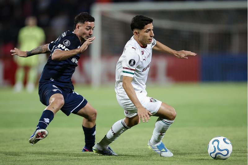 Savarino em lance de jogo: Fluminense escapa de derrota (Foto: Marcelo Gonçalves/FFC)