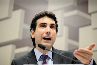Gabriel Galípolo em depoimento no Senado: BC não será usado como palanque (Foto: Edilson Rodrigues/Agência Senado)