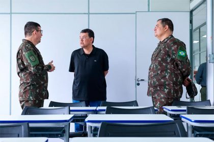Eduardo Braga e militares do Ipeam