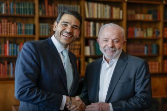 Jorge Messias com o presidente Lula: nova indicação para o STF, apesar de rejeição do Senado (Foto: Ricardo Stuckert/PR)