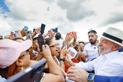 Presidente Lula com eleitores em Camaçari (BA): conversa de Flávio Bolsonaro com Vorcaro é assunto da polícia (Foto: SEAUD/PR)