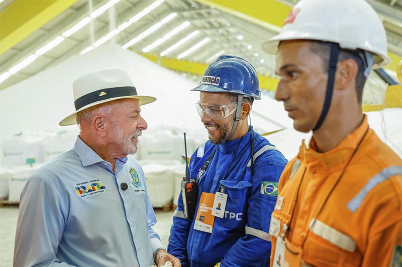 Presidente Lula com trabalhadores em refinaria de Sergipe: reação contra decisão dos EUA (Foto: Ricardo Stuckert/PR)
