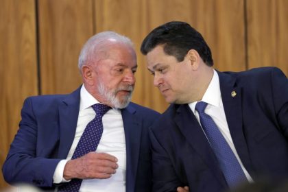 Presidente Lula ao lado do presidente do Senado, Davi Alcolumbre (Foto: José Cruz/Agência Brasil)