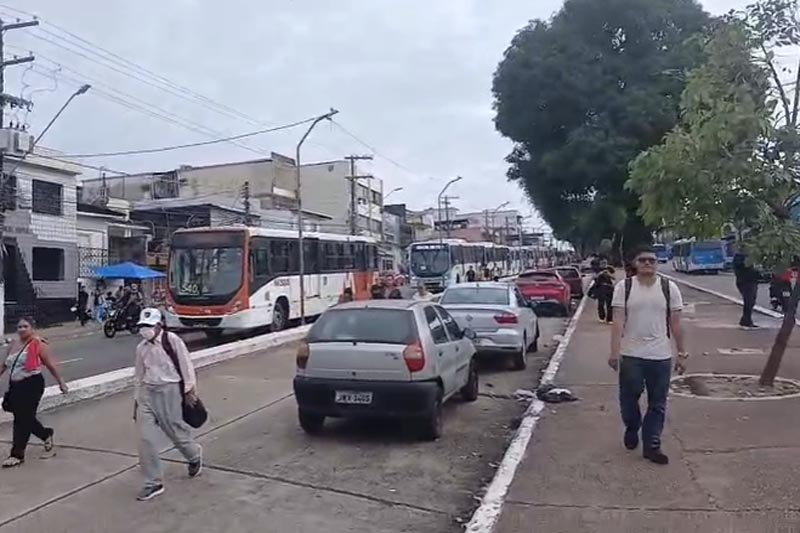 Ônibus foram enfileirados em trecho da Avenida Constantino Nery, de acesso ao Centro (Imagem: WgatsApp/Reprodução)