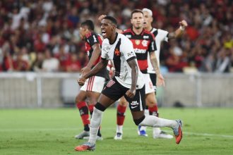 Robert Renan comemorou gol contra o Flamengo, o primeiro do Vasco no empate (Foto: Alexandre Durão/Zimel Press/Estadão Conteúdo)