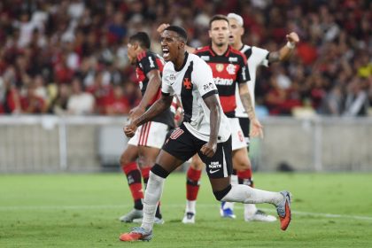 Robert Renan comemorou gol contra o Flamengo, o primeiro do Vasco no empate (Foto: Alexandre Durão/Zimel Press/Estadão Conteúdo)