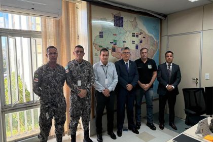 Anézio Paiva (o 4º da esquerda para a direita) com autoridades do Ministério da Justiça: mais investimento na segurança no Amazonas (Foto: SSP-AM/Divulgaão)