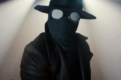 Máscara com olhos brilhantes e chapéu: Nicolas Cage carecterizado como Spider-Noir (Imagem: Prime Video/Reprodução)