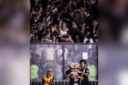 Jogadores comemoram gol de Puma Rodriguez: Vasco lidera grupo da Sul-Americana (Foto: Matheus Lima/Vasco)