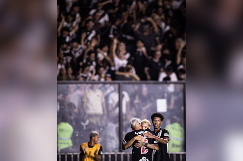 Jogadores comemoram gol de Puma Rodriguez: Vasco lidera grupo da Sul-Americana (Foto: Matheus Lima/Vasco)