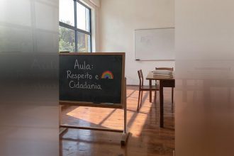 Lei permitia aos pais proibir filhos de participar de aulas sobre diversidade sexual (Imagemilustraytiva gerada por IA/Meta)