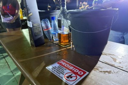 Bebida alcoólica em flutuante no Tarumã (Foto: Divulgação)