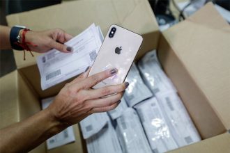 Celulares recuperados são devolvidos aos proprietários pelo RecuperaFone (Foto: Alex Pazuello/Secom)