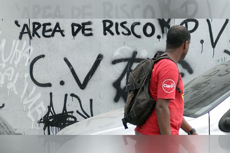 Pichação com iniciais do Comando Vermelho em muro no Rio de Janeiro: EUA considera facção organização terrorista (Imagem: YouTube/Reprodução)