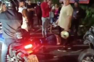O motociclista que não teve a identidade divulgada foi socorrido pelo Samu (Foto: WhatsApp/Reprodução)