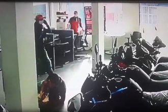 Um homem que estava no local com o filho pequeno se deitou com a criança no chão para protegê-la (Foto: WhatsApp/Reprodução)
