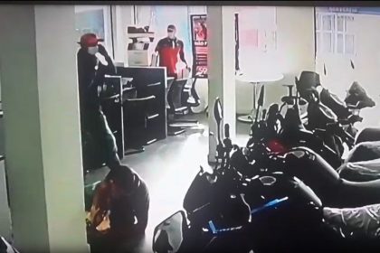 Um homem que estava no local com o filho pequeno se deitou com a criança no chão para protegê-la (Foto: WhatsApp/Reprodução)